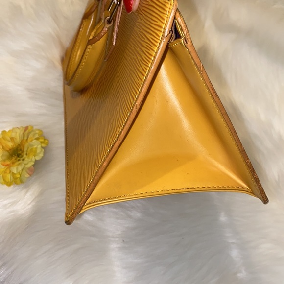 🌸👜Authentic Louis Vuitton Epi Sac Triangle - Picture 9 of 16